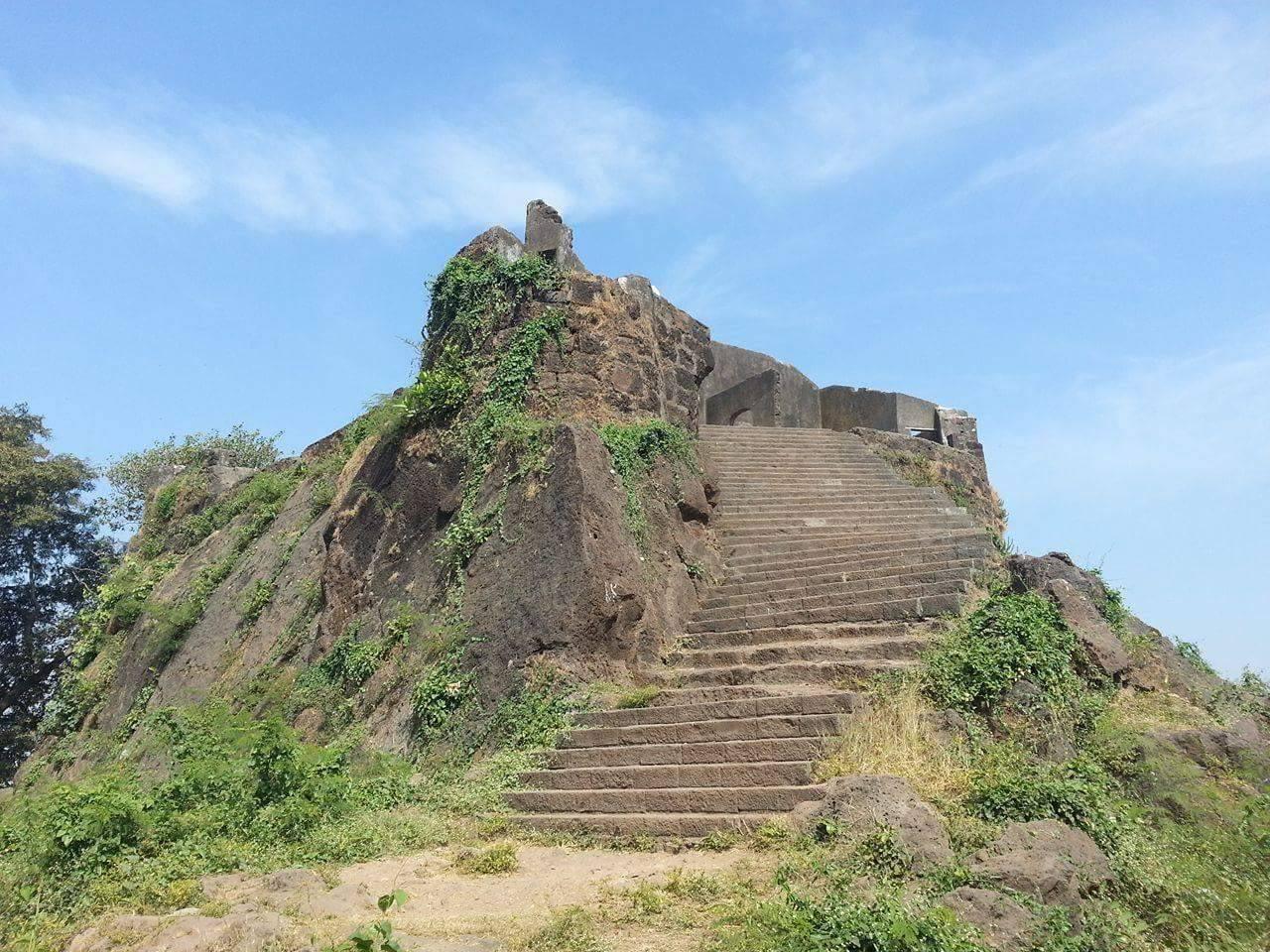 Sion Fort
This hillock fort located close to the Sion railway station, was built under the regime of the East India Company between 1669 and 1677. The fort marked the boundary between Parel island, which was held by the British, and Salsette Island, held by the Portuguese. The Fort, which stands on a 10-acre plot in Central Mumbai, is a government-protected monument, maintained by the Archaeological Society of India.
How to reach: The fort is 5 minutes away from the Sion station. 